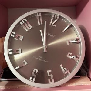 very fancy looking clock great to look modern